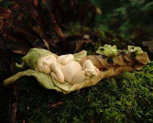 Top collection miniature fairy garden and terrarium statue sleeping fairy baby with frogs